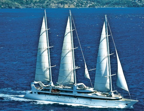 Le Ponant before the pirate attack, under sail © SW